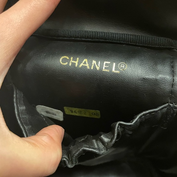 Authentic Chanel vanity case/bag in lambskin with chain - Picture 13 of 16